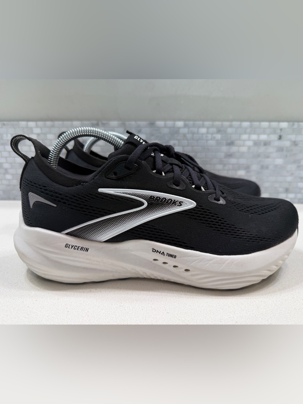 Brooks Glycerine 22 - Black and White Mens Running Shoes - hardly worn